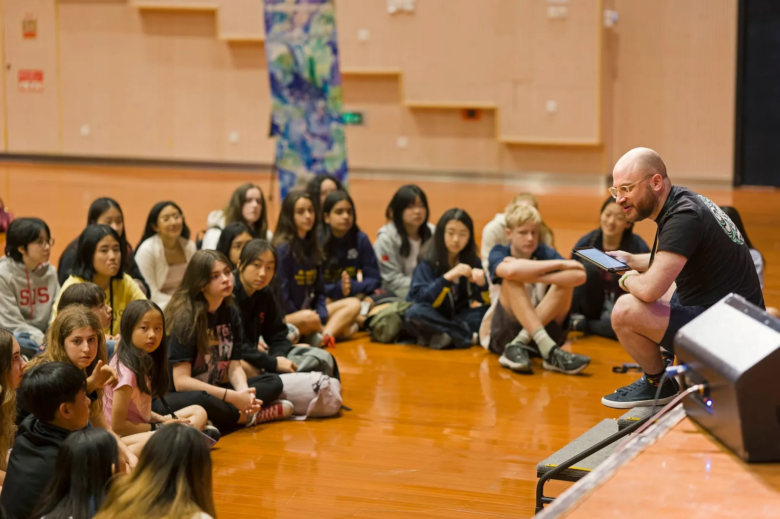 Ben Vardy working with a group of young people at an ISTA event.